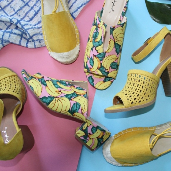 🚨LAST PAIR!!//The Chica//Yellow banana print Mule - Picture 4 of 8